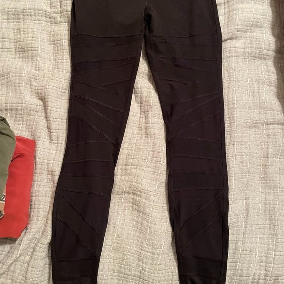 Lululemon cutout mesh leggings size 6 - Picture 1 of 1